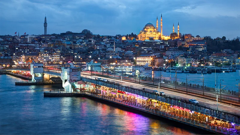 عکس پل گالاتا با چراغ&zwnj;های رنگی روی آب&zwnj;های شاخ طلایی