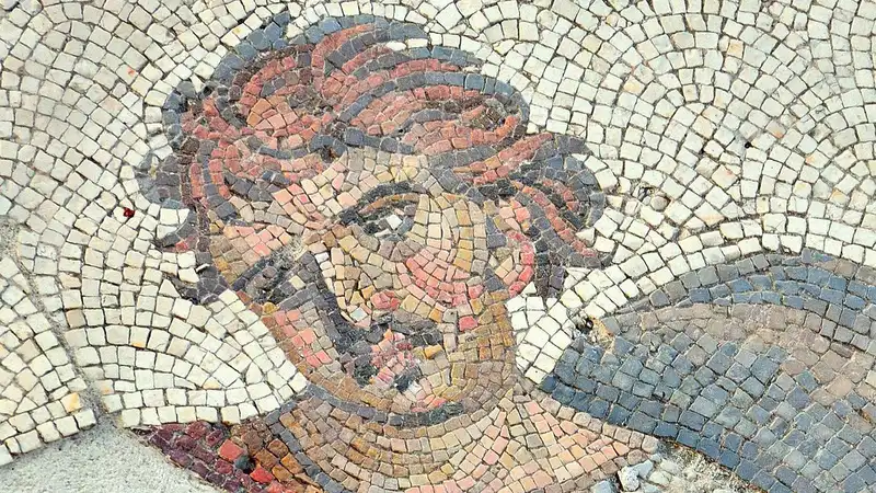 (نقش کاشی&zwnj;کاری شده چهرۀ یک شکارچی در موزۀ موزاییک استانبول)