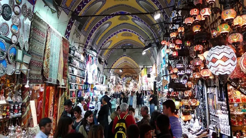  تصویر بازار بزرگ استانبول با چراغ&zwnj;های شیشه&zwnj;ای توپی