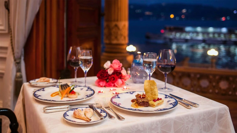 میز شام مخصوص زوج ها در هتل چراغان پالاس با منظره بسفر