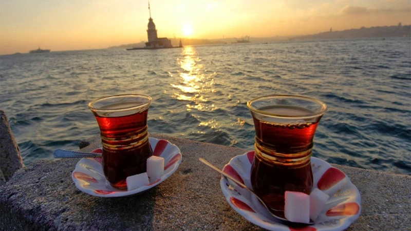 2 استکان چای ترکی با منظره تنگه بسفر و برج دختر