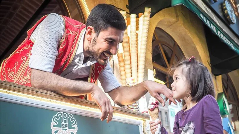 عکس دختربچه&zwnj;ای در بستنی&zwnj;فروشی استانبول