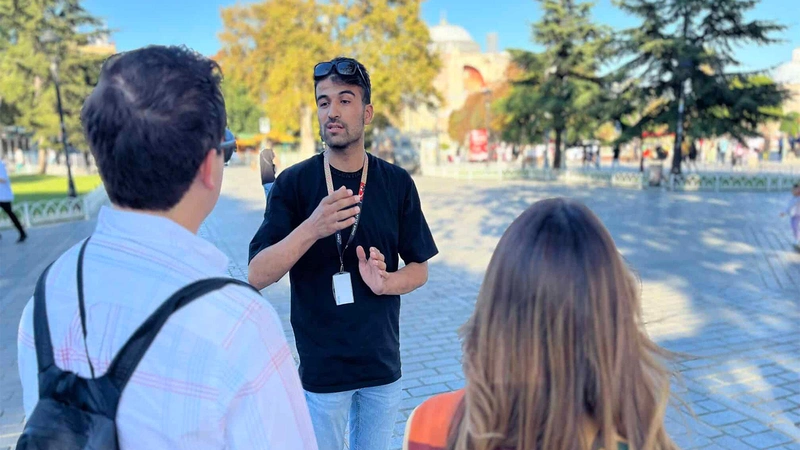 راهنمای تور در حال راهنمایی مسافران استانبول