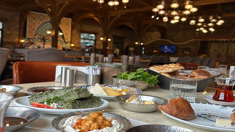میزی از غذاهای ترکی در رستوران سنتی سئوت
