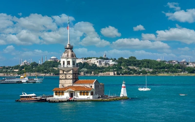 دریای مرمره در جنوب و دریای سیاه در شمال شهر، نقش اصلی را در شکل دادن به شرایط آب و هوای استانبول ایفا می&zwnj;کنند.