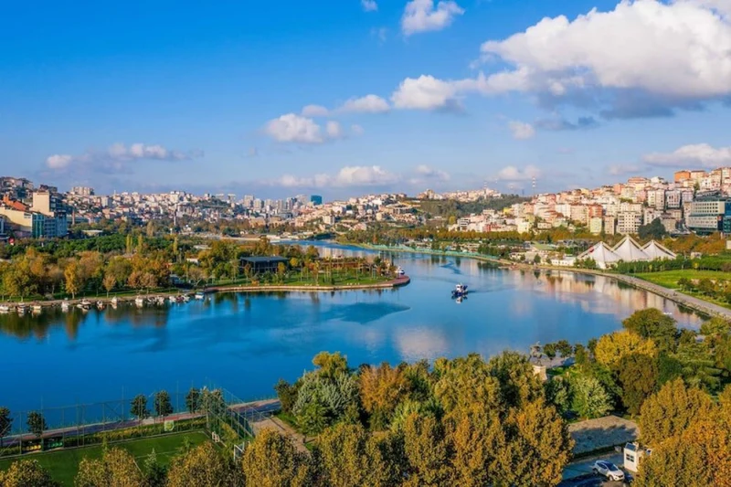 طبیعت خیره&zwnj;کننده شاخ طلایی استانبول در فصل بهار