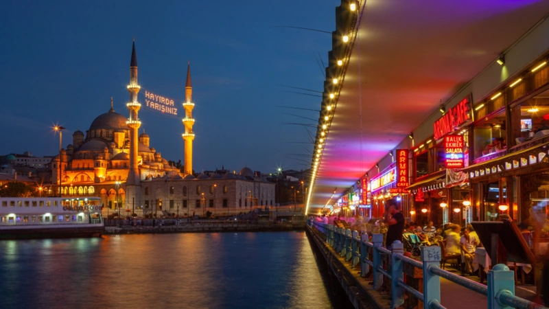 تجربه&zwnj;ای به&zwnj;یادماندنی از صرف غذا و نوشیدنی در رستوران&zwnj;های طبقه پایینی پل گالات