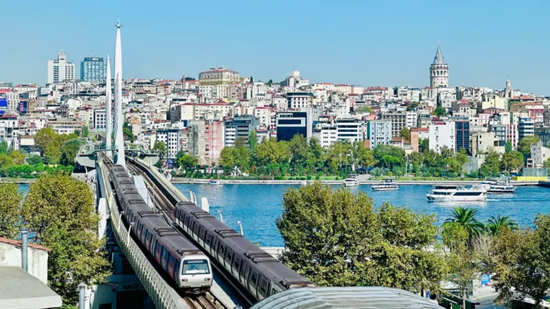  دسترسی به شاخ طلایی استانبول با مترو و چشم&zwnj;انداز جذاب دریای مرمره