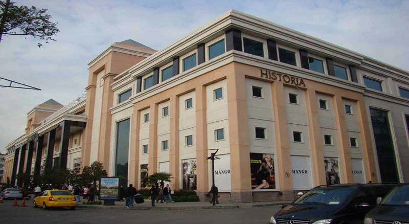 نمای روز ساختمان هیستوریا و دسترسی تاکسیهای شهری