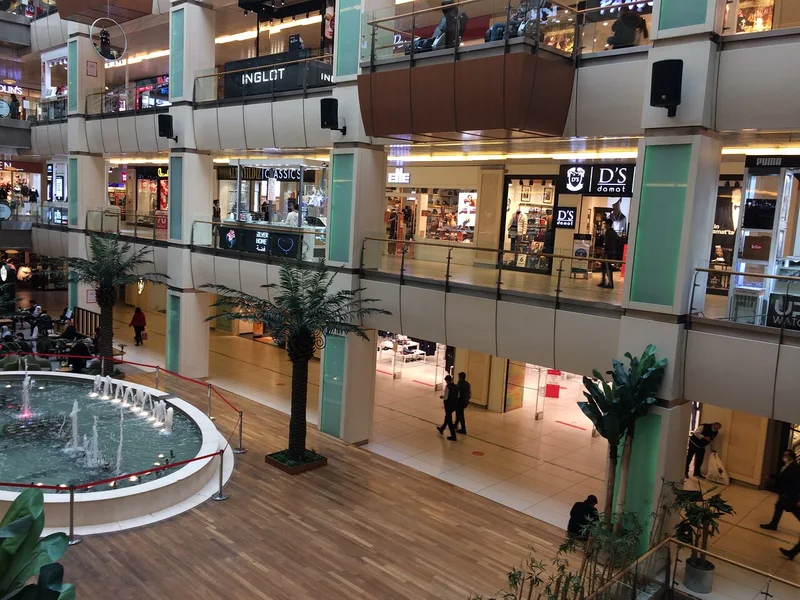 طبقات تجاری و فروشگاههای متنوع برند در هیستوریا