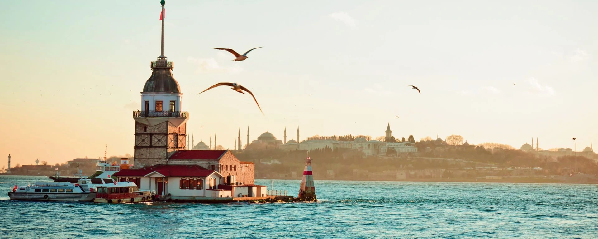 از آنجایی که ترکیه در همسایگی ایران قرار گرفته؛ مسافران ایرانی می&zwnj;توانند علاوه&zwnj;بر سفرهای هوایی تجربه سفر زمینی به استانبول هم داشته باشند. 