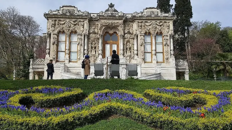  کاخ ایهلامور در یک فضای سبز