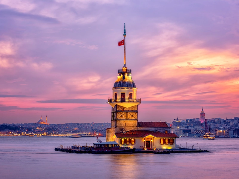 برج دختر در میان آب&zwnj;های بسفر