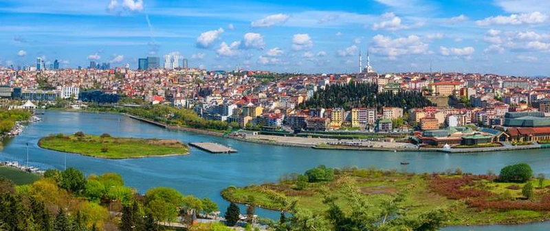 چشم&zwnj;انداز شاخ طلایی از تپه پیرلوتی