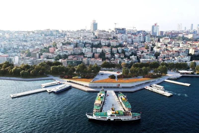 نمای هوایی اسکله کاباتاش استانبول، یکی از راه&zwnj;های دسترسی به کادیکوی از بخش اروپایی.