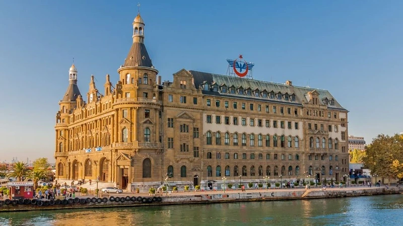 نمای بیرونی ایستگاه قطار حیدرپاشا (Haydarpaşa Garı) در کنار اسکله کادیکوی استانبول، با معماری نئوکلاسیک در یک روز آفتابی