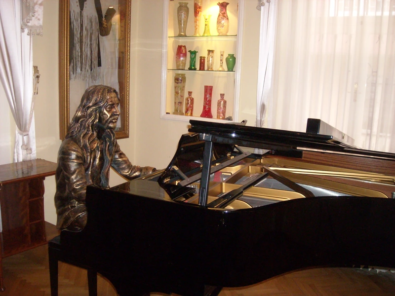  نمای داخلی موزه باریش مانچو در محله مودا کادیکوی، با مجسمه یادبود این هنرمند پشت پیانوی شخصی او در خانه&zwnj;اش.