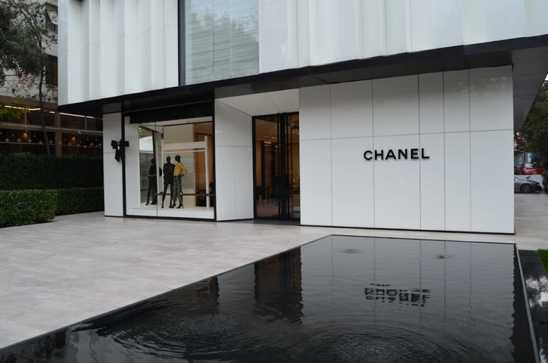 نمای بیرونی فروشگاه لوکس برند شنل (Chanel) در خیابان بغداد استانبول، یکی از برندهای بین&zwnj;المللی در این خیابان.