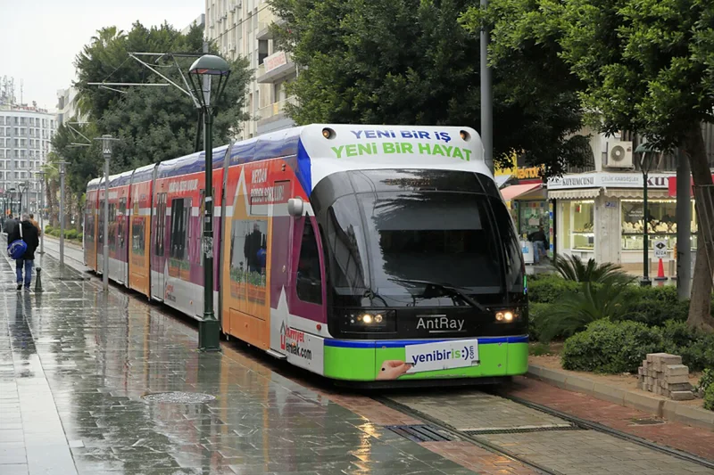 تراموا، بهترین و آسانترین وسیله حملونقل عمومی برای دسترسی به مرکز خرید مارک آنتالیا