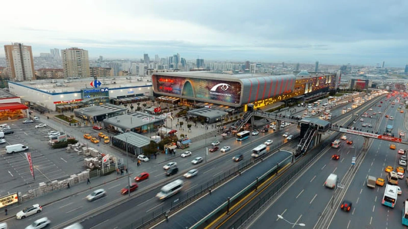 قرارگیری ایستگاه متروبوس در نزدیکی مرکز خرید مارمارا پارک استانبول&nbsp;