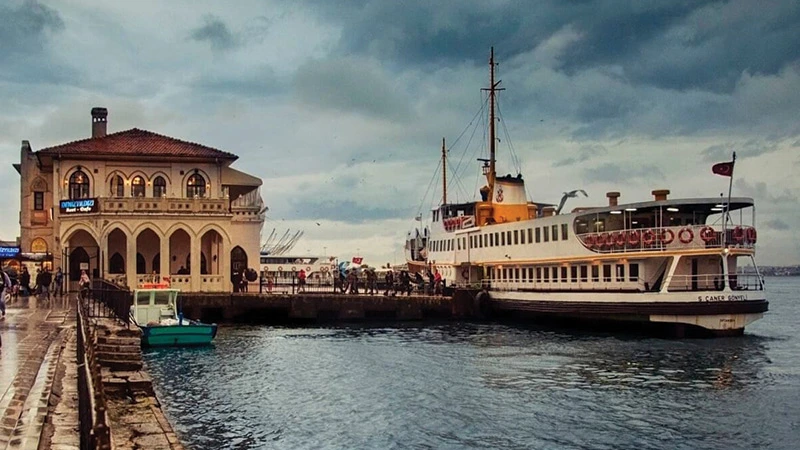 کشتی مسافربری در مسیر کادیکوی استانبول