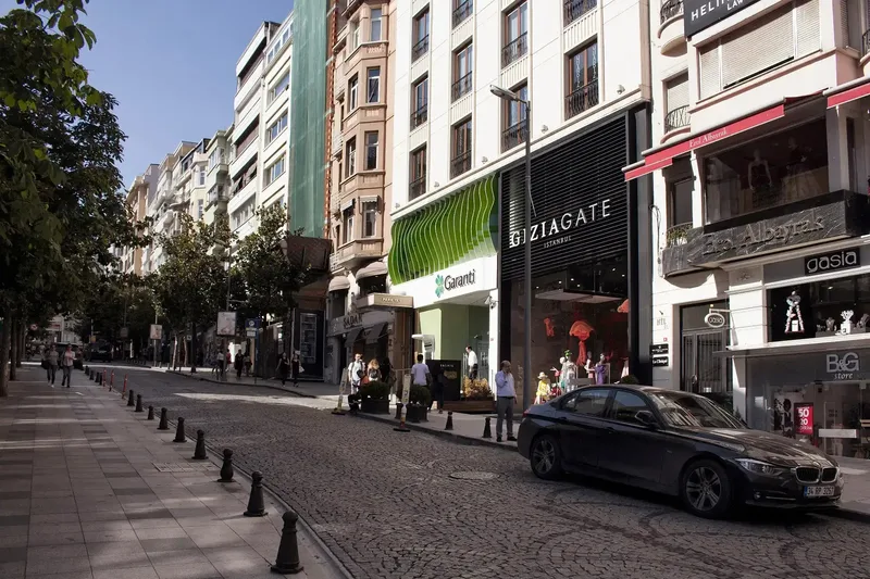 فروشگاه&zwnj;ها و کافه&zwnj;های خیابان زنده تشویکیه