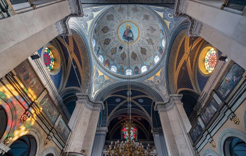 تصویری از داخل گنبد کلیسای هاگیا تریادا