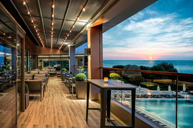 چشم&zwnj;انداز غروب از تراس رستوران مرکز خرید