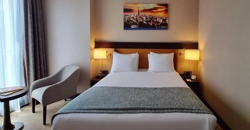 هتل ۴ ستاره پورت بسفروس در میان گردشگران توانسته است نامی برای خودش دست و پا کند و از بهترین&zwnj;های شهر به حساب می&zwnj;آید. هتلی که امکانات بسیار مناسبی دارد و همین امر سبب شده است پرطرفدار باشد. هتلی که اقامت کودکان زیر دو سال در آن رایگان است و برایشان گهواره در اتاق قرار می&zwnj;دهند و فرزندان زیر ۱۲ سال&zwnj;تان نیز می&zwnj;توانند با تخفیفات ویژه در کنار شما در این هتل اقامت کنند.