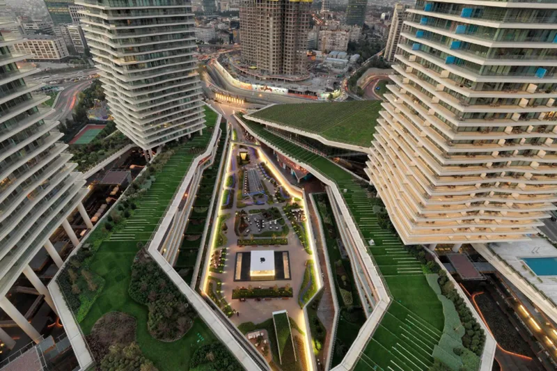 نمای جذابی از فضای باز و میدان زورلو سنتر