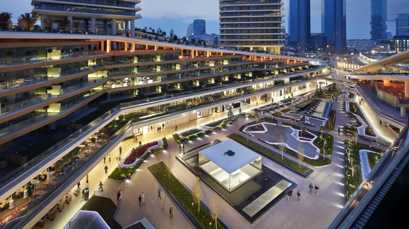 درخشش ساختمان شیشهای اپل استور در مرکز میدان زورلو سنتر