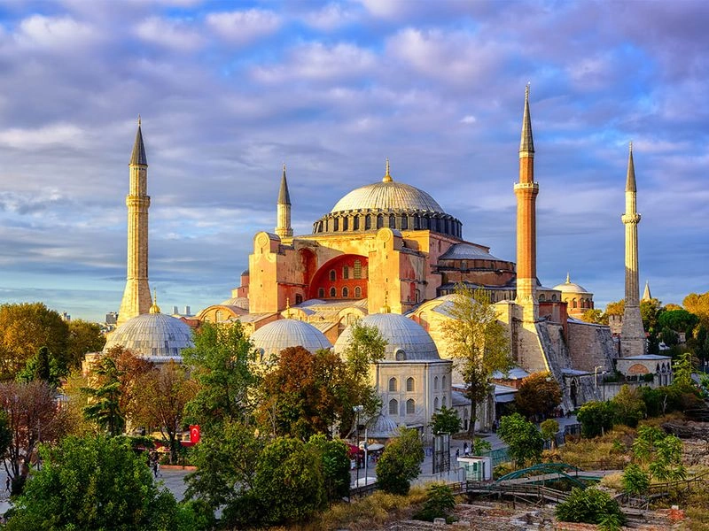 مسجد ایاصوفیه یکی از نمونه&zwnj;های باشکوه معماری بیزانسی است و در سال ۵۳۲ به عنوان یک کلیسا ساخته شد. در ساخت این بنا از فیزیکدانان و ریاضی&zwnj;دانان معروف کمک گرفتند و بهترین مصالح را از کشورهای دور به قسطنطنیه آوردند. این کلیسای بزرگ و باشکوه تا ۱۰۰۰ سال بزرگترین کلیسای زمان خود بود. ایاصوفیه بعد&zwnj;ها به مسجد، موزه و در نهایت دوباره به مسجد تغییر کاربری داد.