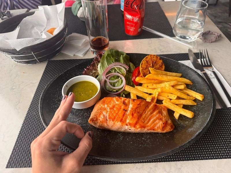 رستوران گریس با نمای ۳۶۰ درجه&zwnj;ای که به محلۀ تاریخی سلطان احمد دارد، یکی از بهترین انتخاب&zwnj;ها برای صرف غذا در این منطقه است. در این رستوران، غذاهای خوش&zwnj;طعم سنتی ترکیه را در مقابل منظرل بناهایی مثل ایاصوفیه و مسجد آبی میل خواهید کرد.