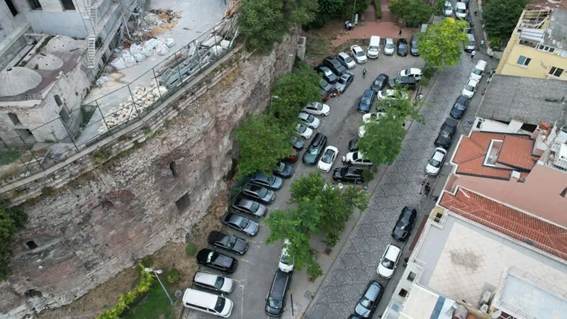 موقع بازدید از جاذبه&zwnj;های گردشگری استانبول، پیدا نکردن جای پارک مناسب و امن یکی از مهم&zwnj;ترین مشکلاتی است که گردشگران با آن مواجه می&zwnj;شوند. در اطراف این میدان، پارکینگ&zwnj;های متعددی وجود دارند که امنیت خودروی شما را تضمین می&zwnj;&zwnj;کنند؛ اما زود پر می&zwnj;شوند. به&zwnj;طورکلی، گردشگرانی که قبلاً به استانبول سفر&zwnj; کرده&zwnj;اند، اجاره خودرو در این شهر را پیشنهاد نمی&zwnj;کنند.