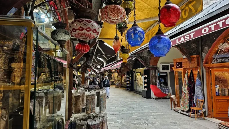 بازار آراستا یکی از جاهای مناسب برای خرید سوغاتی است؛ البته به شرطی که چانه&zwnj;زدن را فراموش نکنید. در این بازار قدیمی، اجناسی مثل وسایل سنتی، فرش، عتیقه&zwnj;جات، موزاییک و...&nbsp; به فروش می&zwnj;رسند. انتهای بازارچه جایی است که می&zwnj;توانید غرفه&zwnj;های صنایع&zwnj;دستی را پیدا کنید؛ در این بخش، قیمت&zwnj;ها مناسب&zwnj;ترند.&nbsp;