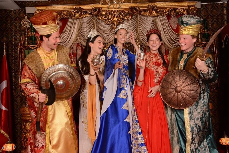 این استودیو عکاسی لحظاتی&zwnj; شاد و ماندگار را برای شما خلق می&zwnj;کند. در عکاس&zwnj;خانه عثمان، دکور و&nbsp; لباس&zwnj;هایی شبیه لباس&zwnj;های دوره&zwnj;های تاریخی مختلف وجود دارد که با پوشیدن آن می&zwnj;توانید در شمایل افرادی مثل سرباز، سلطان یا شاهزاده عکس&zwnj;هایی به&zwnj;یادماندنی بگیرد.