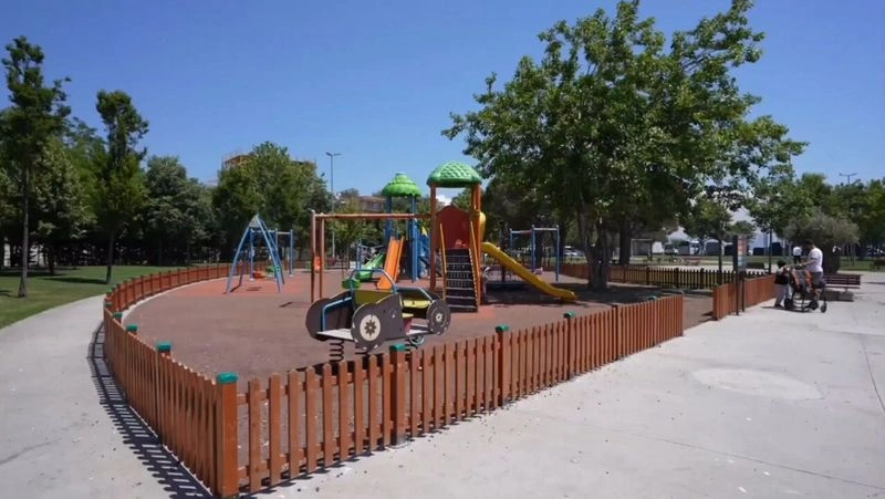 در اطراف میدان سلطان احمد و در پارک ساحلی، قسمتی را به کودکان اختصاص داده&zwnj;اند. در این محوطۀ امن، تعدادی وسیله بازی وجود دارد تا کودکان با آن&zwnj;&zwnj;ها سرگرم شوند. این زمین بازی در ۲۴ ساعت شبانه&zwnj;روز باز است.