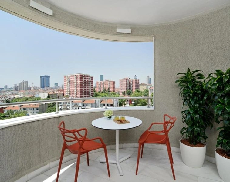 در این مرکز خرید می&zwnj;توانید از خدمات رستورا&zwnj;ن&zwnj;ها و کافه&zwnj;های مختلف بهره&zwnj;مند شوید. بعد از گشت&zwnj;وگذاری در میان فروشگاه&zwnj;ها و خرید، سری به رستوران&zwnj;های آکمرکز یا کافه&zwnj;های آن بزنید. از موارد معروف در میان گزینه&zwnj;های مختلف به این&zwnj;ها دقت کنید. پیش از آن باید یادآوری کنیم که هزینه غذا در رستوران&zwnj;های مختلف در حوالی ۷۰۰ لیر است؛ 