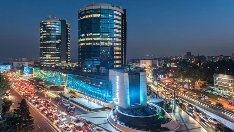 مرکز خرید آکمرکز (Akmerkez Shopping Mall) از معروف&zwnj;ترین مراکز خرید استانبول است که حدود ۵ میلیون بازدیدکننده در هر سال دارد. این مرکز گردشگری خرید توانسته جایزه&zwnj; بین&zwnj;المللی بهترین طراحی مجتمع خرید را در میان مراکز خرید اروپا از آن خود کند. 