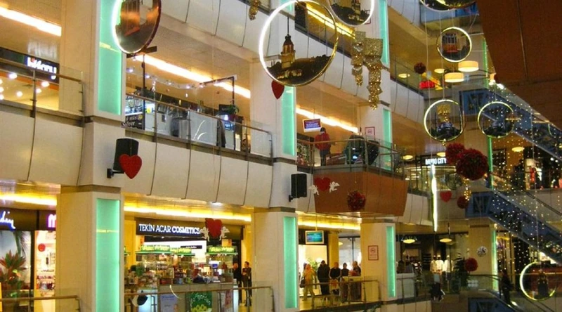 لذت خرید معمولی و لوکس اجناس در محیط جذاب مرکز خرید هیستوریای