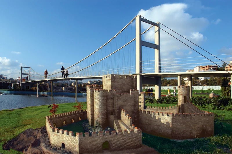 قلعهٔ تاریخی هزار ساله در قلب پارک مینیاتورک