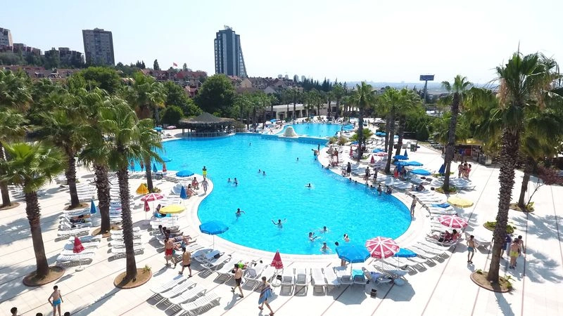 استخرهای مواج و رودخانه آرام نیز برای افراد علاقه&zwnj;مند به تفریحات کم هیجان تر مناسب هستند. در استخر مواج، می&zwnj;توانید از امواج مصنوعی لذت ببرید، درحالی&zwnj;که در رودخانه آرام می&zwnj;توانید در یک فضای جذاب شنا کنید.