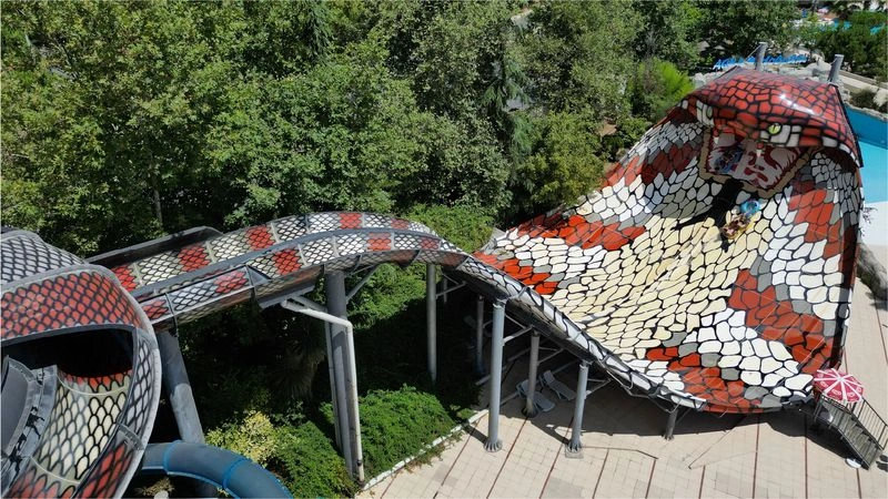 یکی از سرگرمی&zwnj;های پارک آبی دلفین، انواع سرسره&zwnj;های سریع، مارپیچ و سقوط آزاد است. در کنار این موارد، دلفیناریوم و نمایش&zwnj;های آبی هم برای علاقه&zwnj;مندان به حیوانات دریایی در این مجموعه وجود دارد.