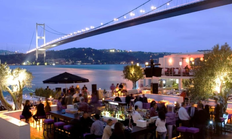 -لذت کافه گردی در محله اورتاکوی پس از گشتو گذار در محله فنر و بالات استانبول