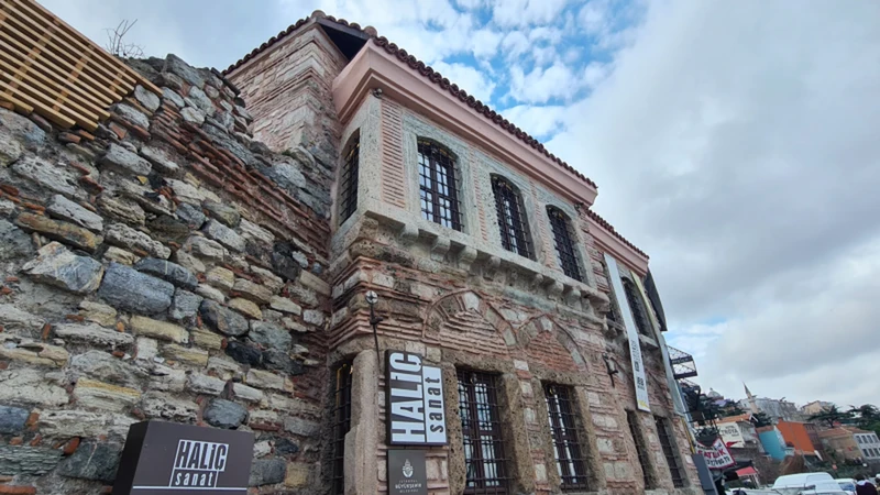 نمایی از معماری یونانی ساختمانها در محله فنر