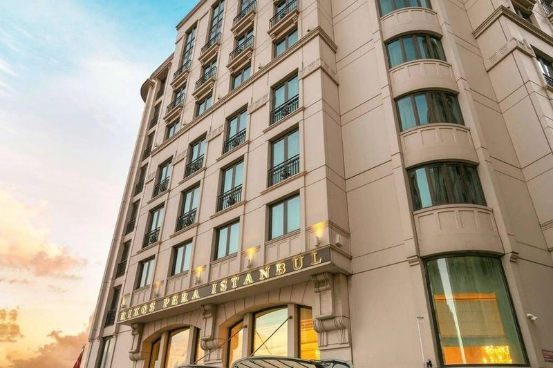 هتل ۵ ستاره ریکسوس پرا در بخش تاریخی تکسیم قرار دارد و از بهترین هتل های خیابان استقلال استانبول است. 