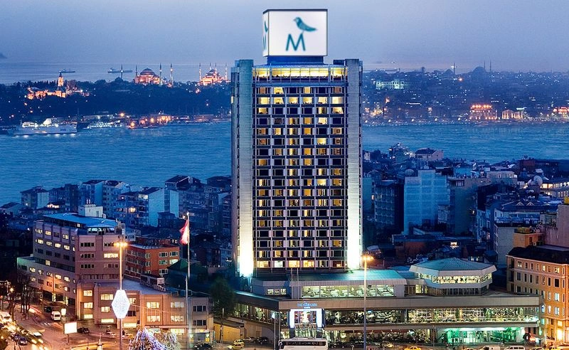 هتل ۵ ستاره مارمارا تکسیم که بر فراز میدان تکسیم (Taksim Square) قرار دارد، اقامتگاهی لوکس با خدمات استثنایی است.