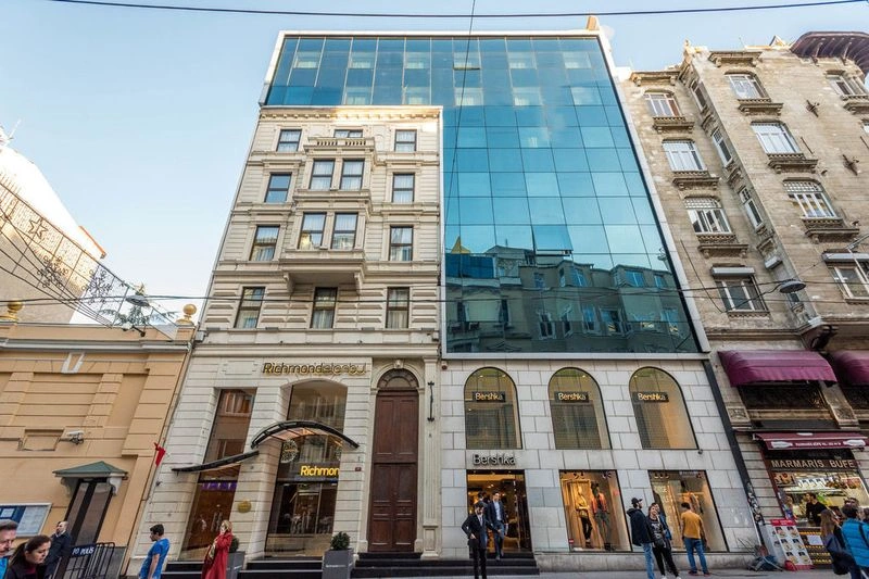 هتل&zwnj;های ۴ ستاره از بهترین هتل&zwnj;های خیابان استقلال استانبول هستند و ترکیبی از راحتی و کیفیت را در اختیارتان قرار می&zwnj;دهند. این هتل&zwnj;ها در نزدیکی خیابان شلوغ استقلال قرار دارند و به شما امکان می&zwnj;دهند فرهنگ و تاریخ غنی شهر را کشف کنید. شما با بررسی این هتل&zwnj;ها می&zwnj;توانید گزینه مورد نظرتان را انتخاب و رزرو خود را نهایی کنید.