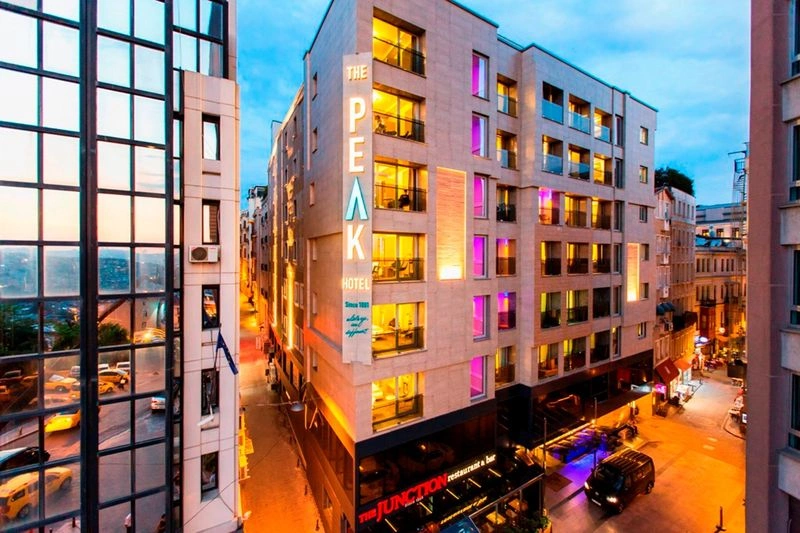 هتل ۴ ستاره پیک در قلب منطقۀ فرهنگی و تفریحی استانبول قرار دارد و از بهترین هتل های خیابان استقلال استانبول است. این هتل در گذشته با نام یِنی&zwnj;شِهیر پالاس (Yenişehir Palas) شناخته می&zwnj;شد. هتل پیک ۲۰۱ اتاق دارد که امکانات اقامتی خوبی را در اختیارتان قرار می&zwnj;دهد.