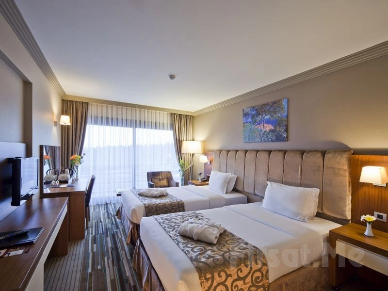 هتل وولی استانبول (Volley Hotel Istanbul) با موقعیت مکانی خاص خود، یکی از بهترین هتل&zwnj;های محله اسکودار در سمت آسیایی استانبول به شمار می&zwnj;آید. این هتل ۴ ستاره، از طراحی مجلل و مدرن و چشم اندازهایی خیره کننده به مناظر اطراف برخوردار است. بعلاوه تمامی اتاق&zwnj;ها دارای مبلمان مدرن و سیستم عایق صوتی هستند و بدین ترتیب، اقامتی آرام و راحت را به مخاطبان هدیه می&zwnj;دهند. همچنین امکاناتی نظیر بالکن، مینی بار، فضای غذاخوری، حمام اختصاصی و تلویزیون تخت را شامل می&zwnj;شوند.